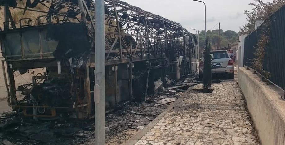 Shkrumbohet autobusi në Berat, digjet edhe një automjet tjetër