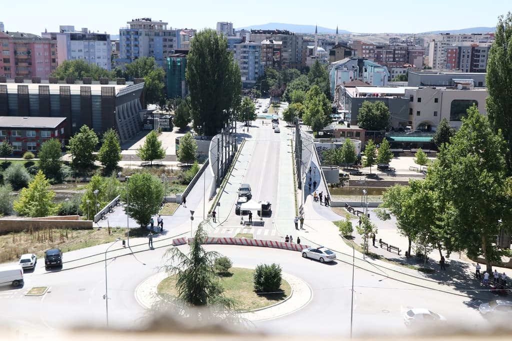 Lëvizjet e NATO-s për hapjen e Urës së Ibrit dy vjet pasi Perëndimi refuzoi institimin dhe planin e Kurtit