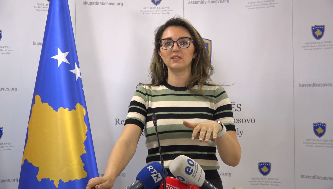 Njoftimet nga NATO dhe BE për Urën e Ibrit, deputetja e VV akuzon PDK’në e AAK që s’po e thonë asnjë “fjalë të mirë”