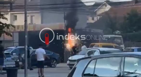 Podujevë: Zjarr në një autolarje, momenti kur ndodhë shkarkimi elektrik