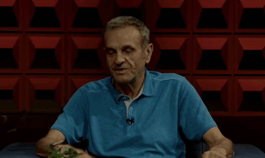 “KTHEHU RINI”, Cila është kënga më e rëndësishme e Sinan Vllasaliut dhe pse?