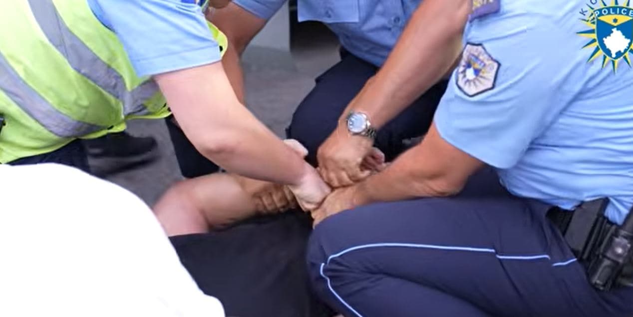 Pamje: Detaje për arrestimin e 3 të dyshuarve për fajde në Prizren, Beqir Selimi duke tentuar të ikte goditi me veturë policin e qytetaren