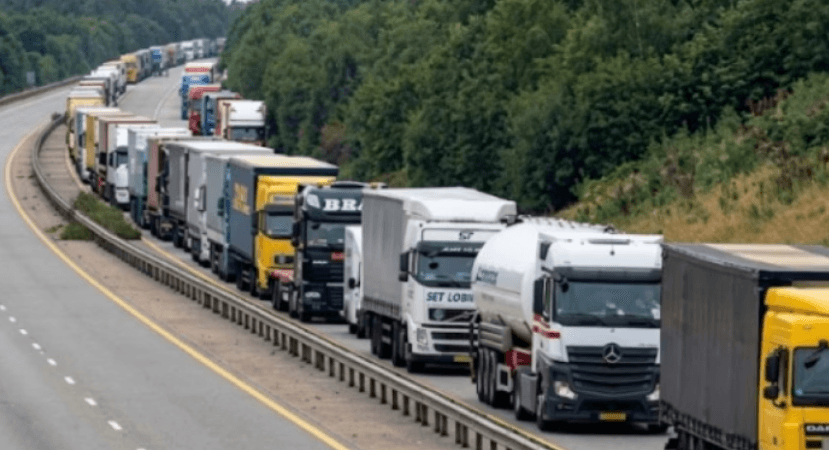 Nesër kufizim në autostradë për kamionët mbi 20 tonë