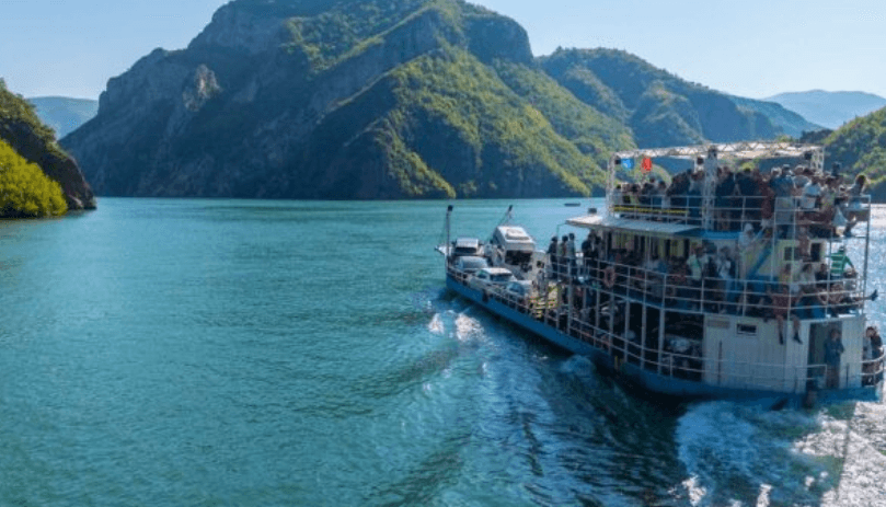 Aksidentohen dy mjete lundruese në Koman, turistët barten me helikopter drejt spitalit të Shkodrës e Tiranës