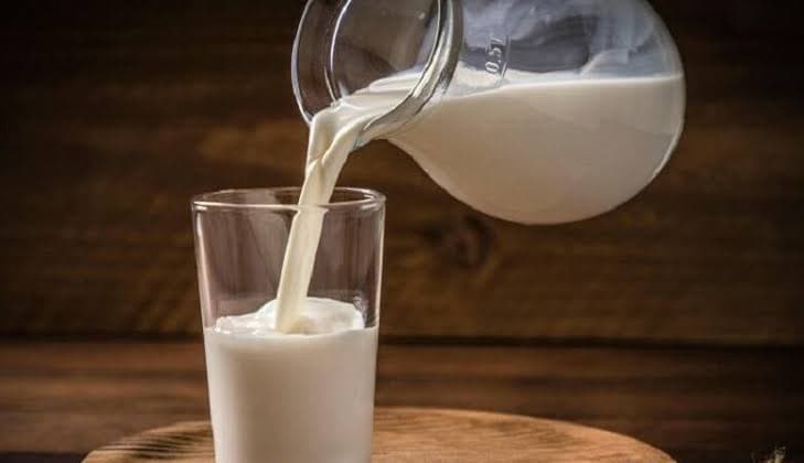 SHIQK alarmon për krizën e qumështit: Importi po zëvendëson produktet vendore, një litër shitet për 49 cent