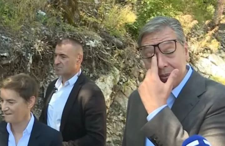 Vuçiq humb kontrollin para kamerave, tallet dhe përqesh qytetaren që e pushuan nga puna