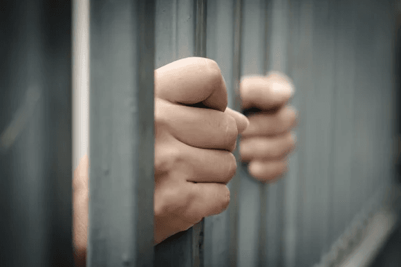 Një muaj paraburgim ndaj të dyshuarit për falsifikim dokumentesh dhe mashtrim
