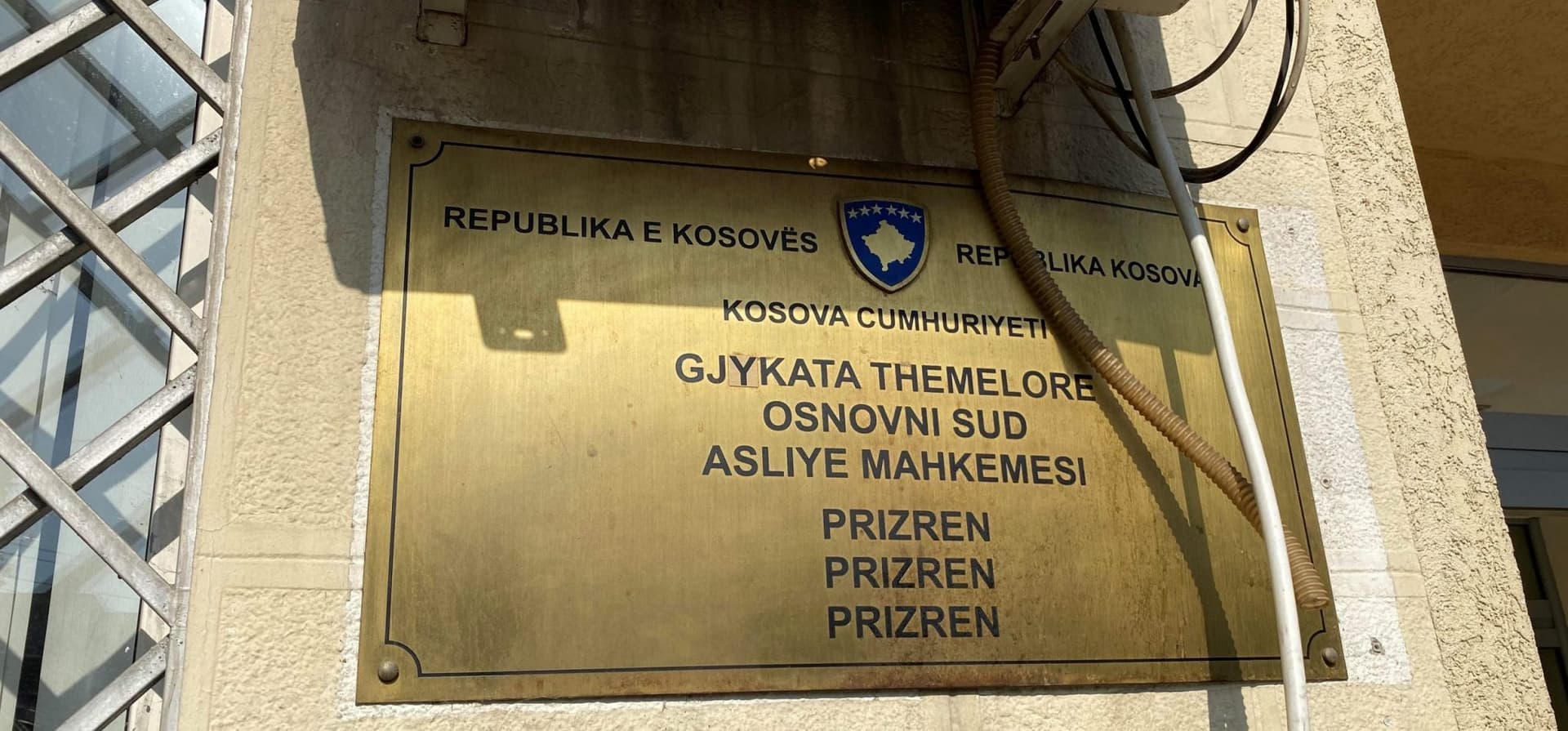Një muaj paraburgim ndaj tre të dyshuarve për fajde në Prizren, njëri nga ta ka goditur me veturë policin dhe një këmbësore derisa ikte