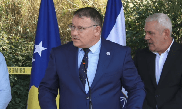 Më shumë se 70 armë të ndryshme dhe mjete shpërthyese gjenden në 48 lokacione në Zubin Potok – Hoxha jep detaje
