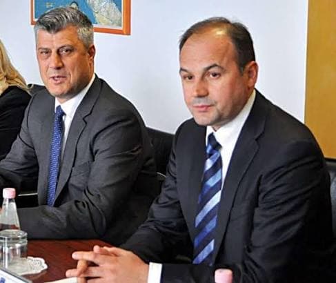 Hoxhaj publikon foton e rrallë bashkë me Thaçin kur ishin studentë: Të presim me padurim, miku im!