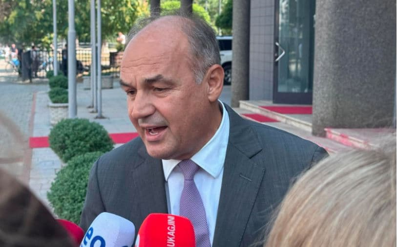 Enver Hoxhaj, Kurtit: Mos e luj kryeministrin, o deputet uzurpues