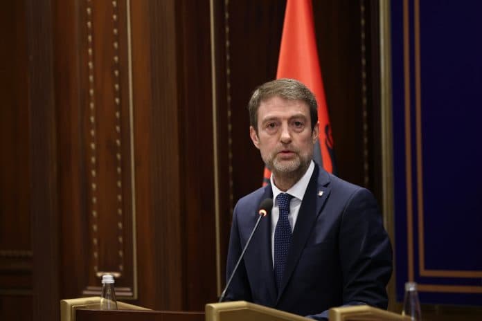 Aktiviteti në një fshat të Shqipërisë ku mori pjesë Mickoski, u ekzekutua himni i RMV e jo ai shqiptar – Hoxha reagon për skandalin