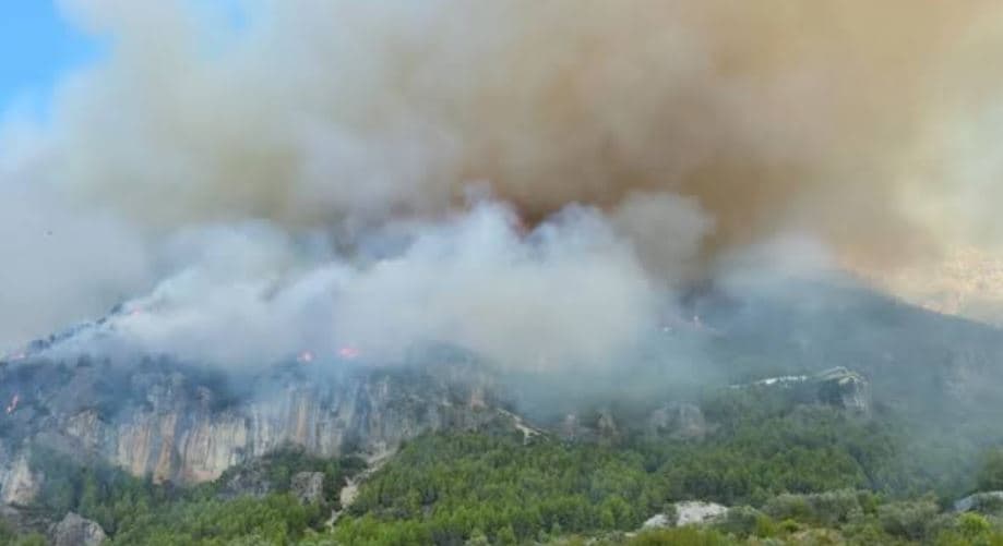 Tetë vatra zjarri mbeten aktive në Shqipëri