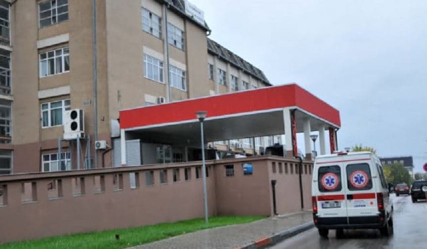 Një person tentoi të hidhet nga kati i shtatë i një objekti në Mitrovicë, dërgohet në QKUK