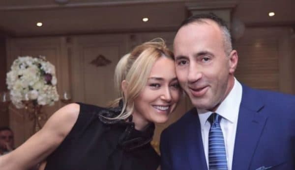 “S’pat qare pa m’puth pak”, Anita ndan foton romantike me Ramushin