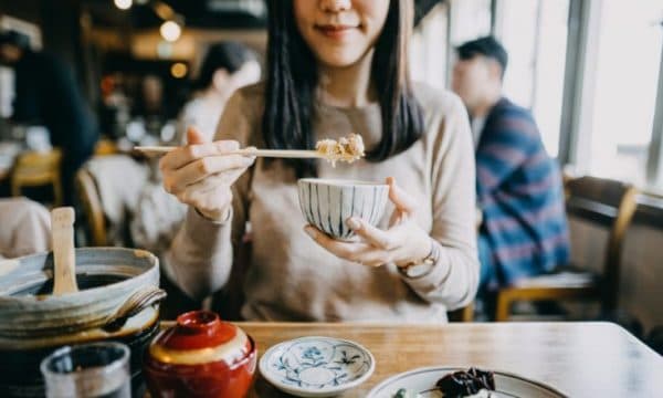 Teknika japoneze që ju ndihmon të humbni peshë pa marrë parasysh se çfarë hani
