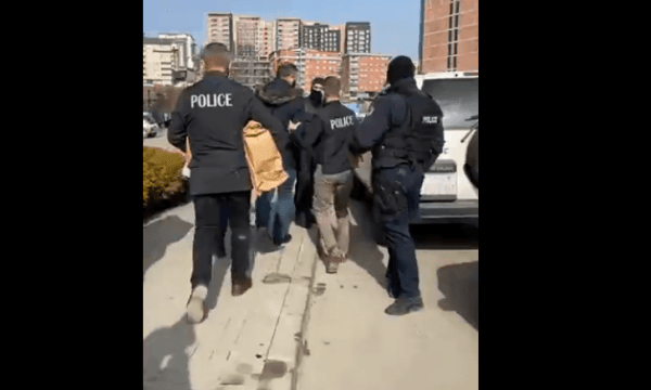 Featured image for Ekskluzive: Këto janë çantat me para me para që i konfiskoi Policia sot në Ministri të Bujqësisë (FOTO)