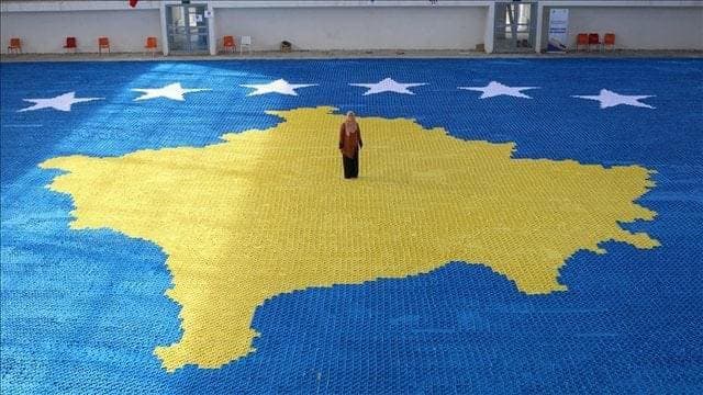Mësuesja nga Skënderaj pret të hyjë në “Guinness” me flamurin e Kosovës mbi 1.200 metra katrorë
