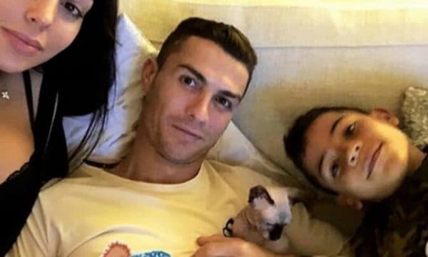 Pas goditjes nga vetura, Ronaldo e dërgon macen e tij me avion në Spanjë për ta shëruar