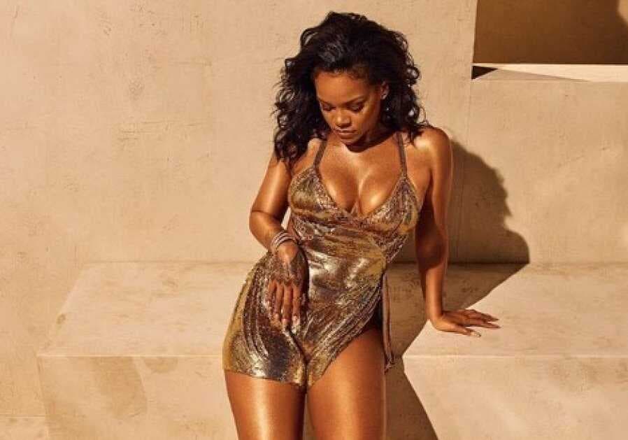 Rihanna pozon “topless”, acaron besimtarët