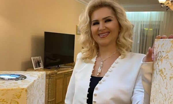 Edhe kur del me shoqe, Shyhrete Behluli duket si zonjë e rëndë (FOTO)