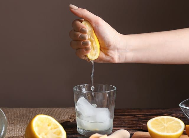 Gjatë ditës, në mëngjes apo në darkë? Kur është koha e duhur për të pirë ujë me limon