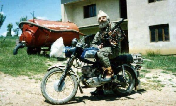 Featured image for Ky është mësuesi i Adem Jasharit (VIDEO)