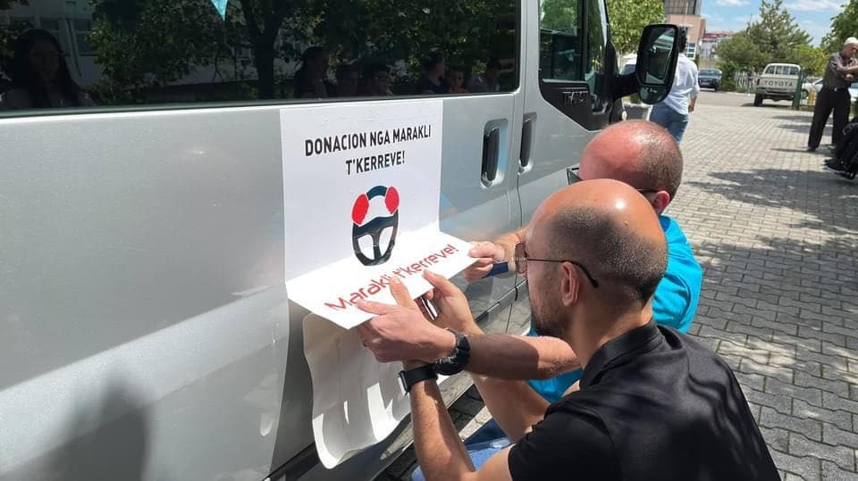 Featured image for Madhështore: “Maraklitë e kerreve” për 6 orë i grumbullojnë paratë për t’ua blerë një veturë Handikosit në Drenas