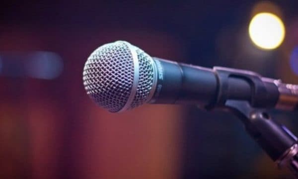 Featured image for Këngëtarin kosovar e mbulojnë me para gjatë një dasme (FOTO)