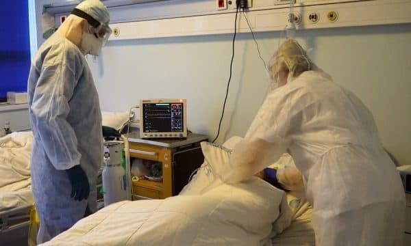 Featured image for Alarmante: Mbushen spitalet me pacient me Covid, në mungesë hapësire po i dërgojnë në ambulanca speicalistike