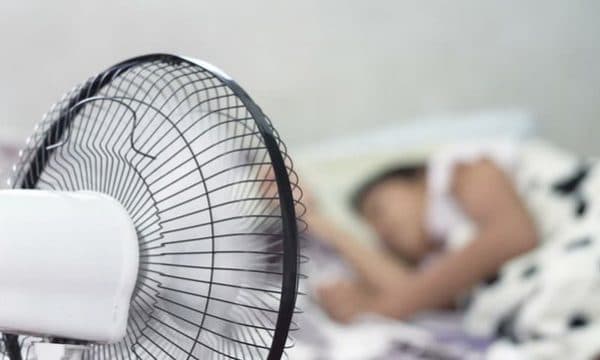 A duhet ta lini freskuesen ndezur gjatë natës, mjekët kanë një përgjigje për ju