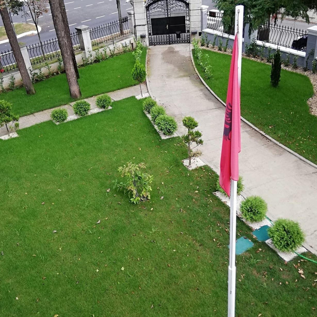 Featured image for Hidhen dy bomba para Ambasadës së Shqipërisë në Beograd