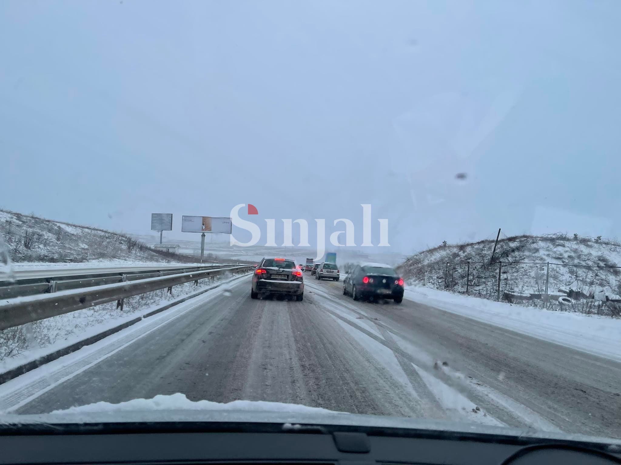 Featured image for Rrugët e pa pastruara nga bora, krijohet kolonë në rrugën Vushtrri – Prishtinë