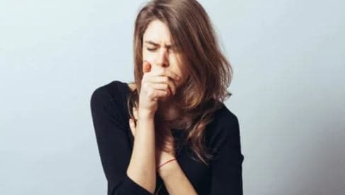Si t’i dalloni simptomat e tuberkulozit nga ato të COVID-19?