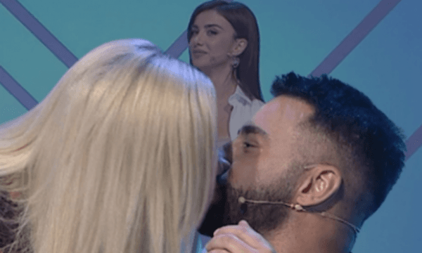 Eskalon emisioni: Konkurrentja e ‘Love Story’ e puth në buzë Robert Berishen (VIDEO)
