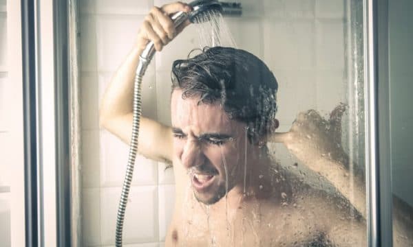Mjeku jep një paralajmërim për qëndrimin për një kohë të gjatë në dush