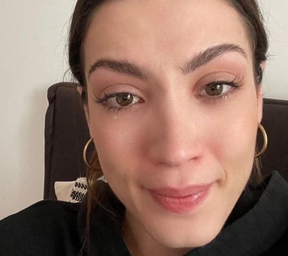 Këngëtarja shqiptare poston foto duke qarë: Jeta nuk është fushë me lule
