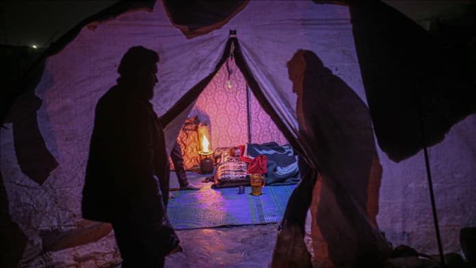 Featured image for Baballarët sirianë “mbajnë roje” natën që fëmijët të mos ngrijnë deri në vdekje