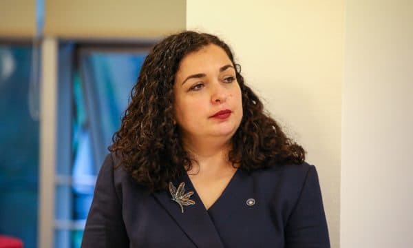 Featured image for Presidentes nuk i pëlqen pyetja për skandalin e Ambasadorit, i përgjigjet me mllef