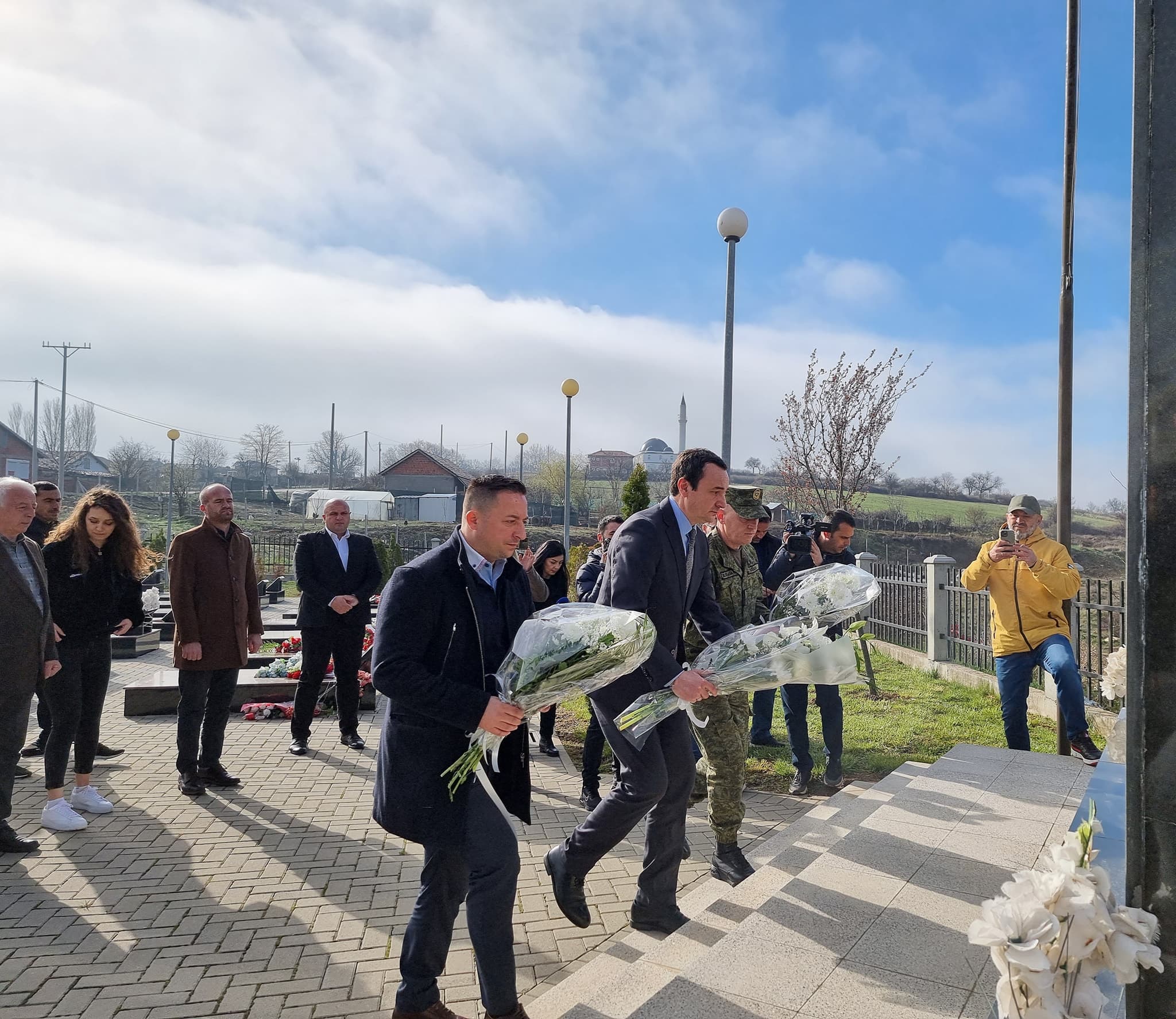 Featured image for Mehaj në përvjetorin e masakrës së Rezallës: Një nga masakrat më të tmerrshme të luftës në Kosovë