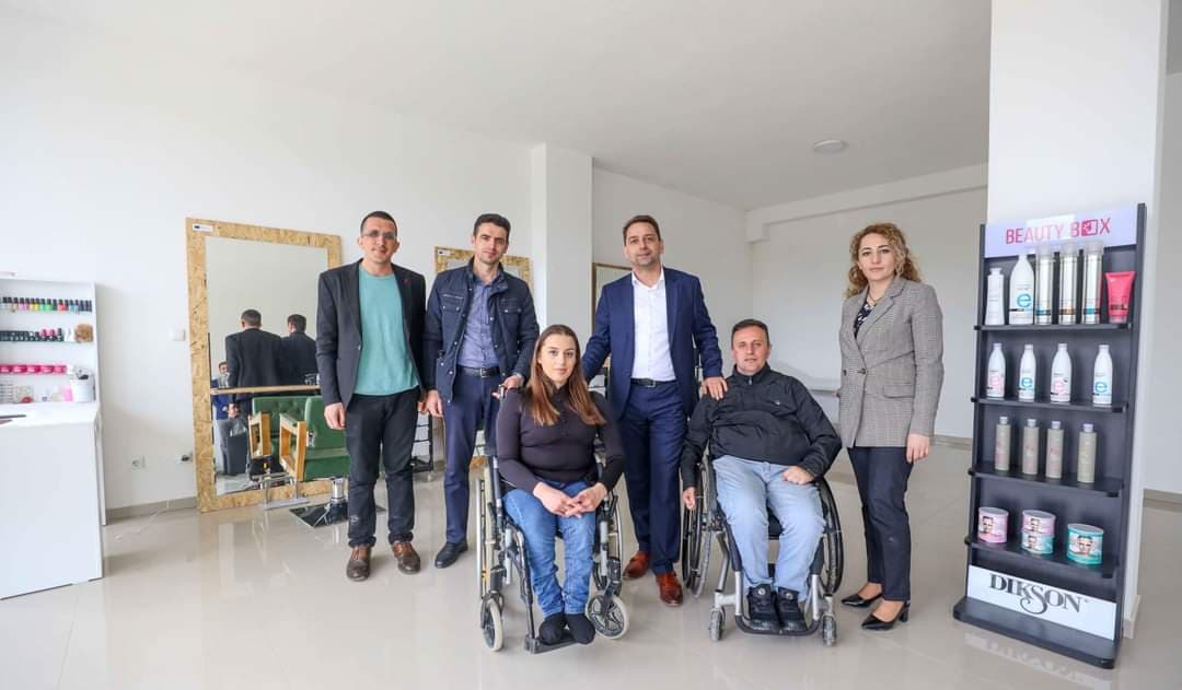 Featured image for Urime! Në Skenderaj, tre të rinj me aftësi të kufizuara fillojnë bizneset e tyre ( FOTO)