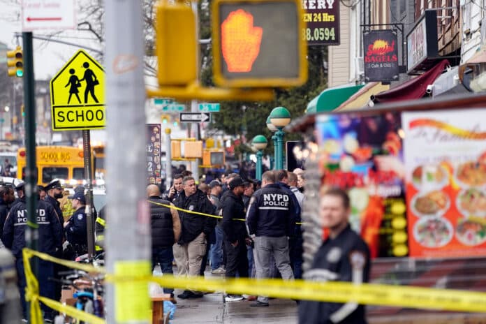Featured image for Njerëz të shtrirë, kaos, tym dhe policë që vrapojnë kudo – dalin pamjet e para pas sulmit në New York