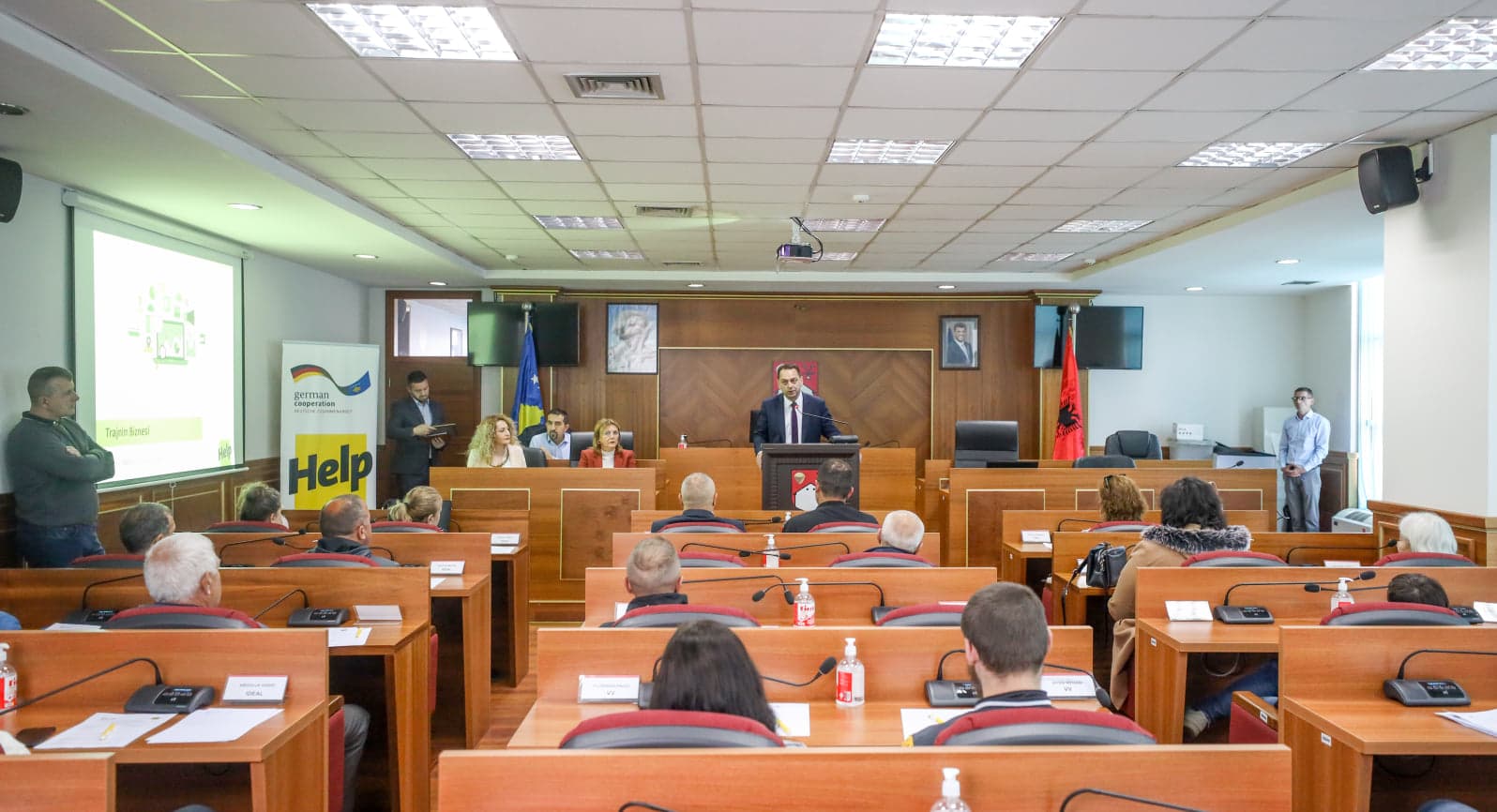 Nënshruhen kontratat e 20 granteve për qytetarët e Skenderajt nga organizata Help dhe Komuna e Skenderajt (FOTO)
