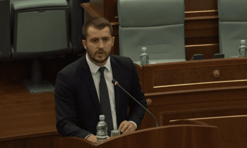 Featured image for Mërgim Lushtaku: VV nga “lufta parimore” në votim për Listën Serbe