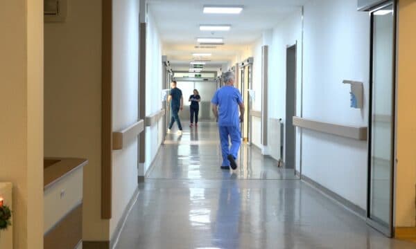 Policët e lënduar në aksidentin në Skënderaj po trajtohen në Klinikën e Ortopedisë