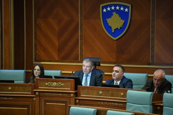 Udhëheqin seancën bashkë me Deharin, Jashari: Vazhdimisht i kam kërkuar të kthehet në skenarin e fillimit, por vepron siç i thotë partia