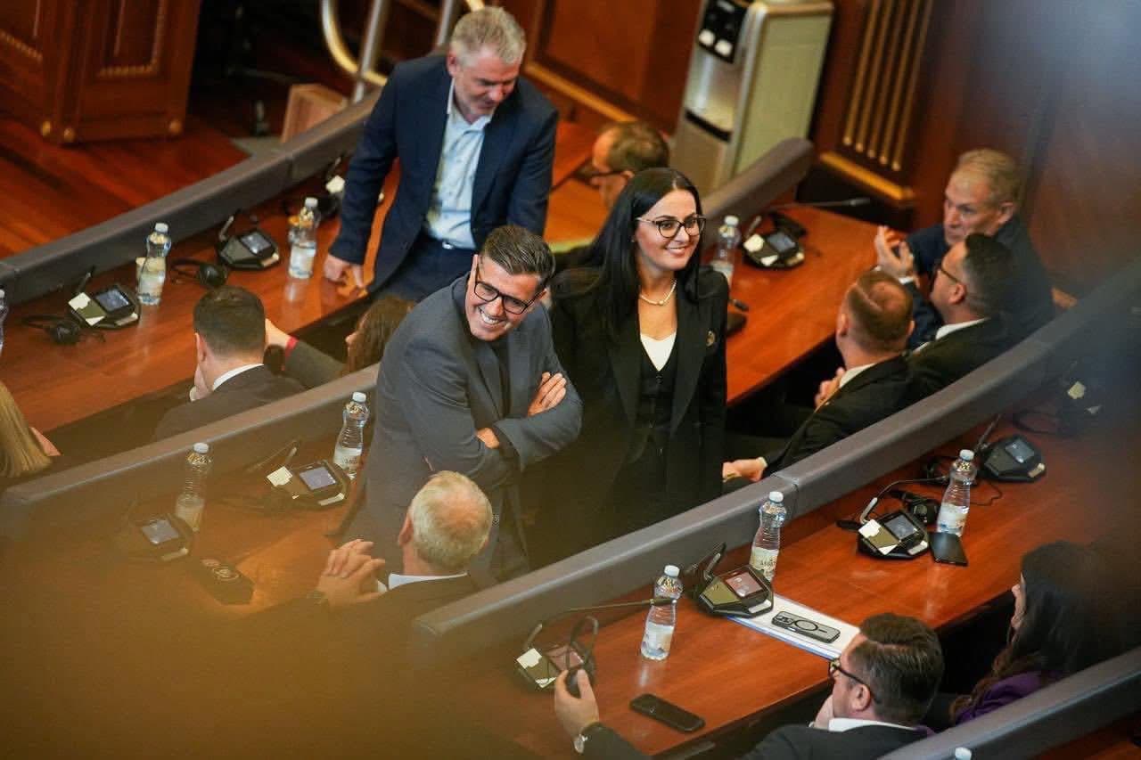 Kurti i akuzoi sot deputetët që s’po ia votojnë Albulena Haxhiun, Lutfi Haziri ia kujton që ai ka kundërshtuar gjithçka