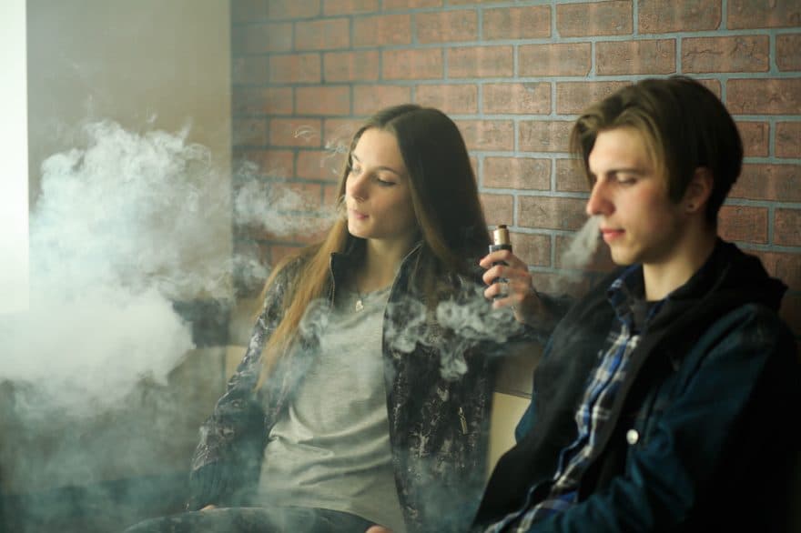 Britania e Madhe ndalon nga nesër cigaret me avull – shqetësim për varësinë tek të rinjtë