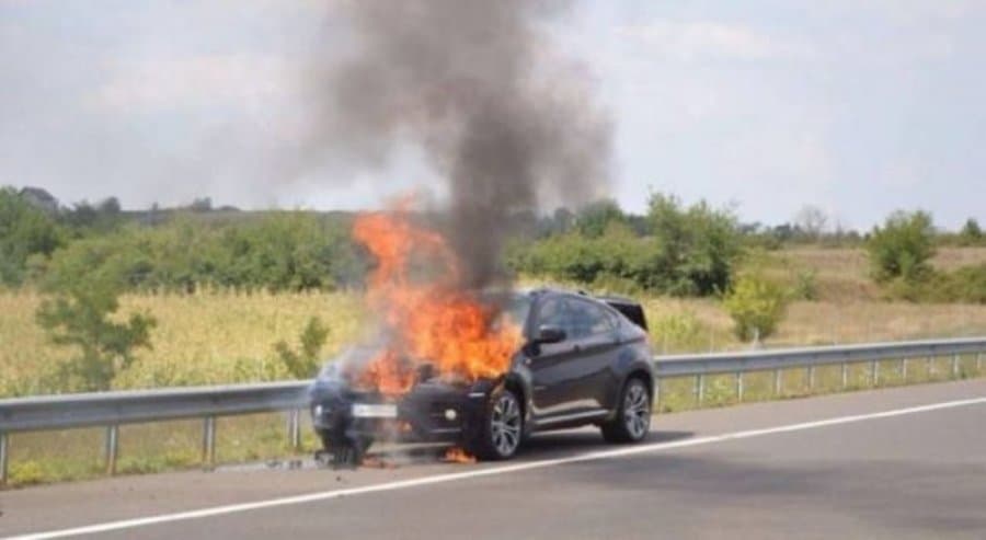 Digjet një automjet në ecje në aksin Elbasan–Tiranë, nuk ka të lënduar