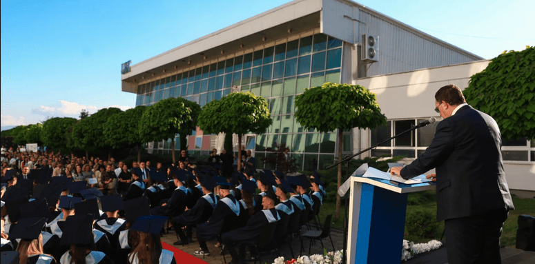 Në UBT Smart City u mbajt ceremonia e diplomimit të gjeneratës së dytë të maturantëve të UBT International Smart Schools